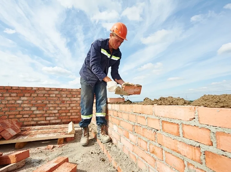 muratore al lavoro