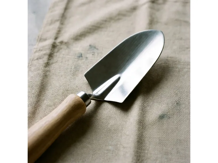 Trapiantatoio in accaio con manico in legno