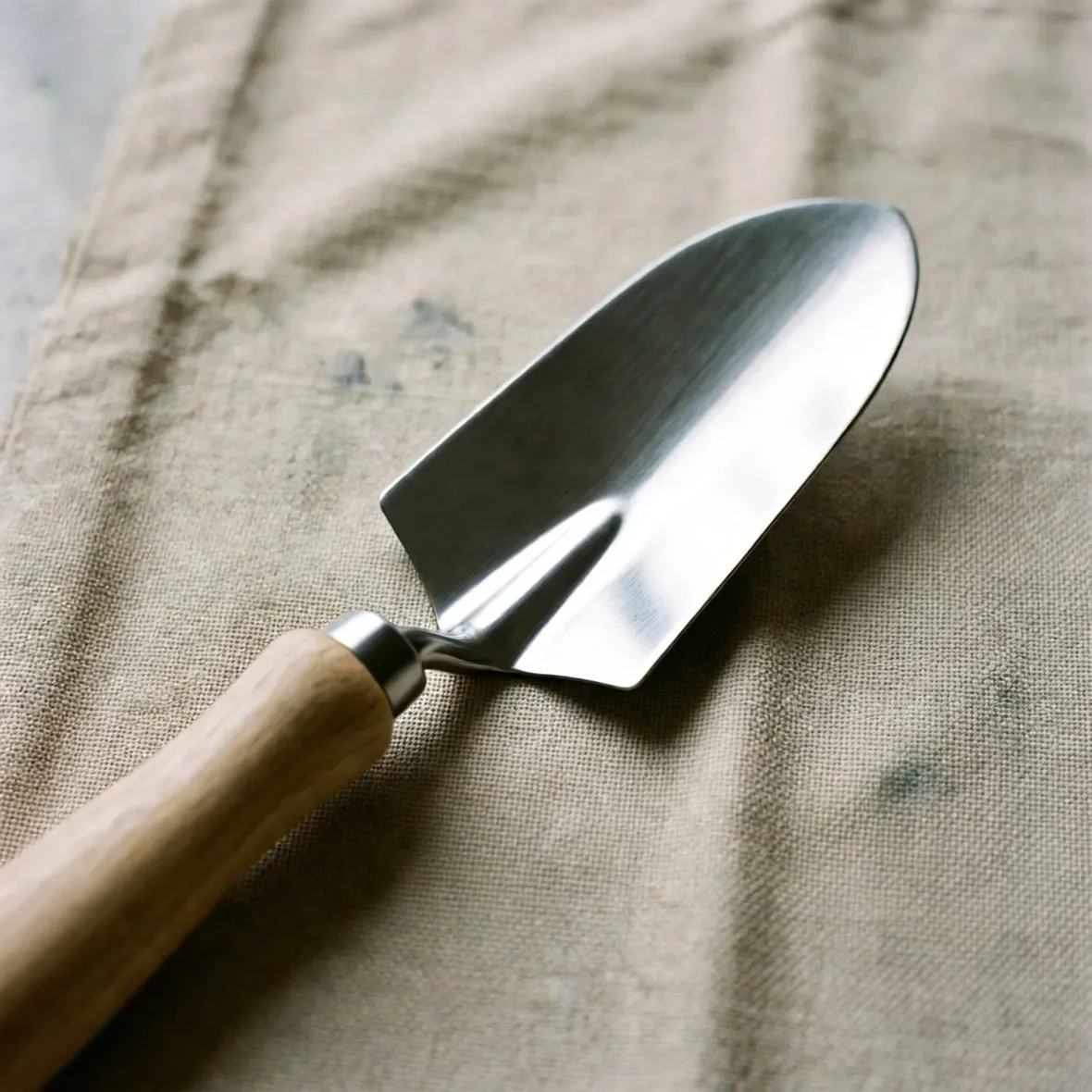 Trapiantatoio in accaio con manico in legno