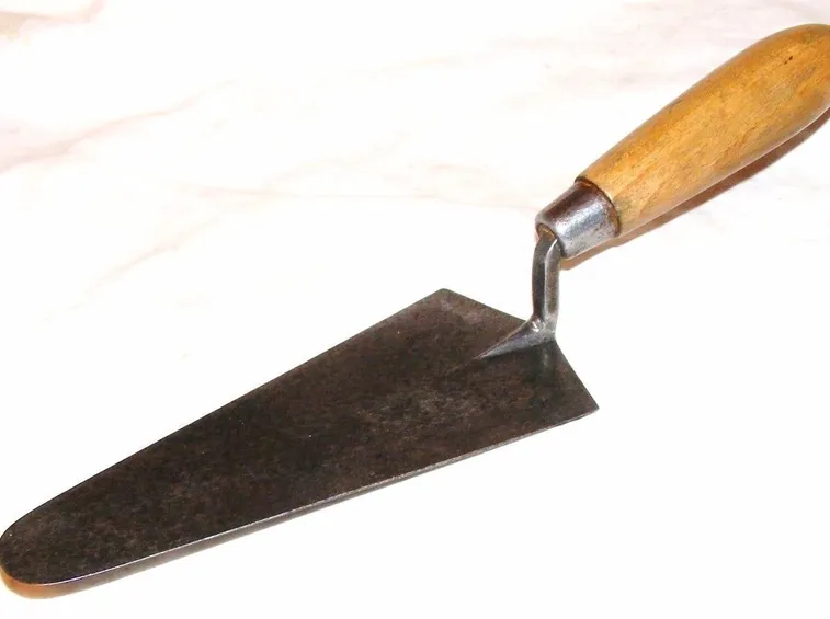 Cazzuola manico legno