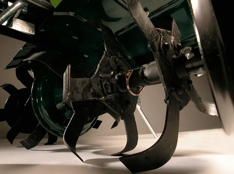 Dettaglio dei denti di una motozappa