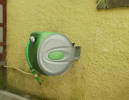 Avvolgitubo automatico a muro