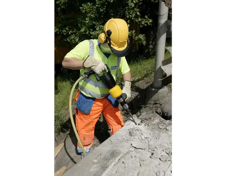 Lavori con martello pneumatico