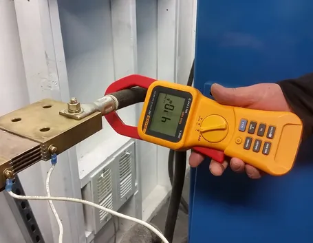 Un tipo di pinza amperometrica