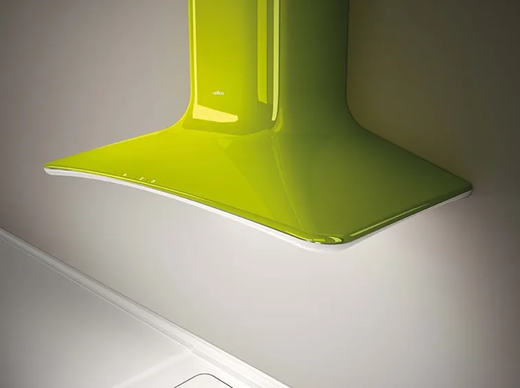 Una cucina con cappa ad elica
