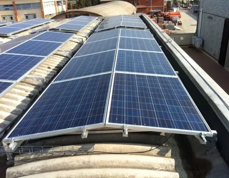 Pannelli fotovoltaici che alimentano climatizzatori