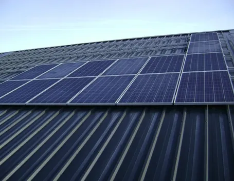 Un tetto ricoperto di pannelli fotovoltaici