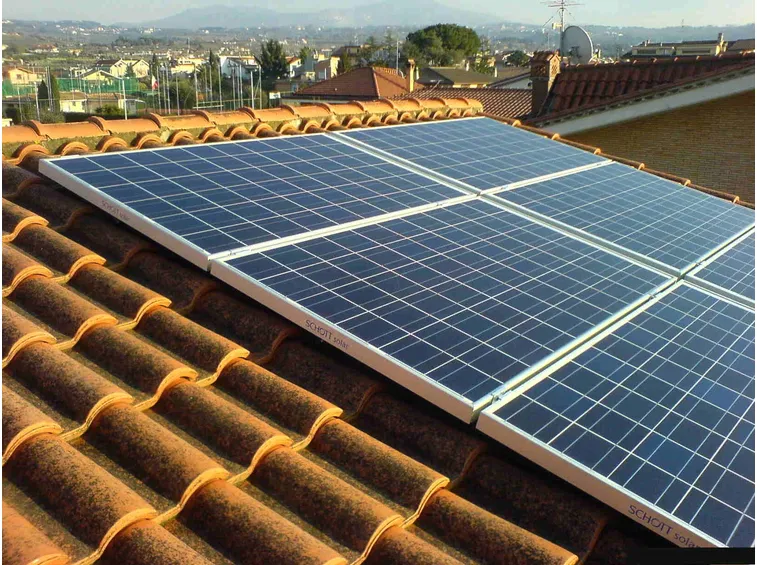 Pannelli fotovoltaici installati su un tetto inclinato