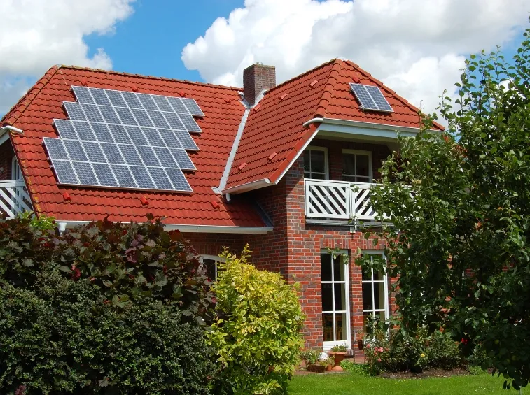 Casa con impianto fotovoltaico