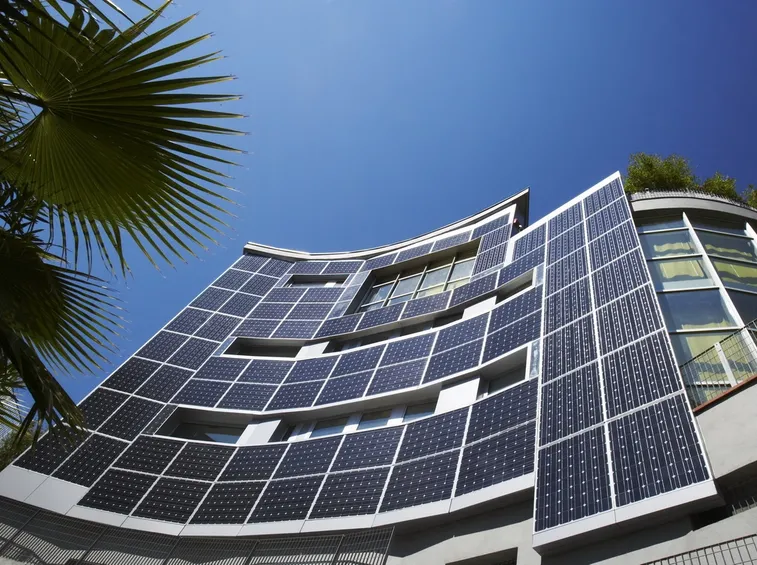 Edificio con pannelli fotovoltaici