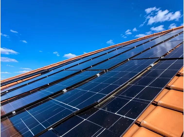 Coppi fotovoltaici installati su un tetto
