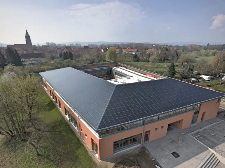 tetto con pannelli fotovoltaici integrati
