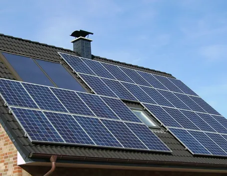 Tetto completamente coperto di pannelli fotovoltaici