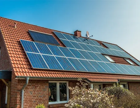Casa con pannelli fotovoltaici