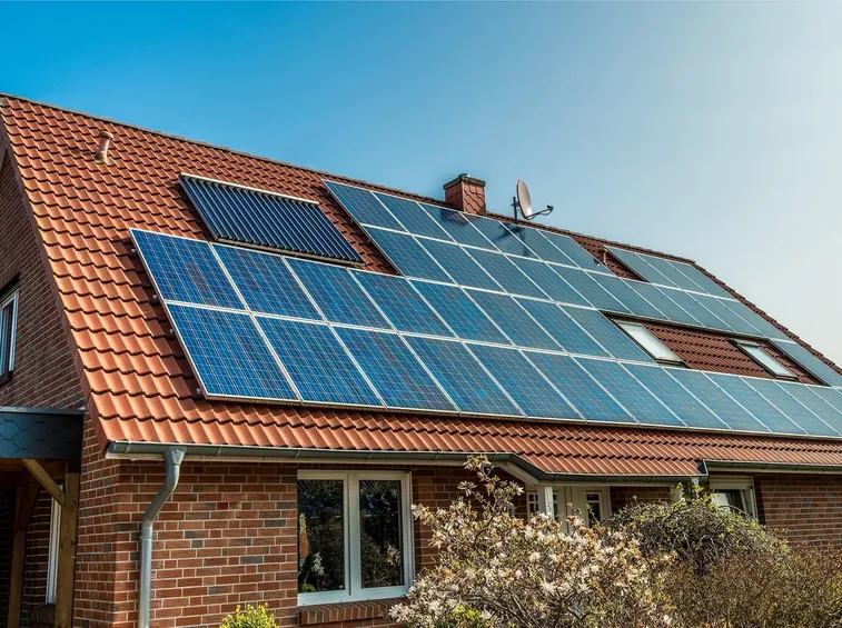 Casa con pannelli fotovoltaici