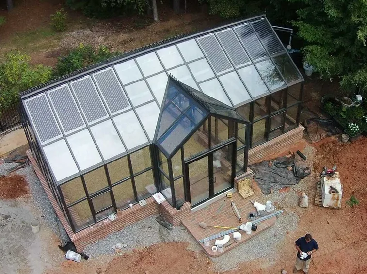 Serre fotovoltaiche con vetri trasparenti