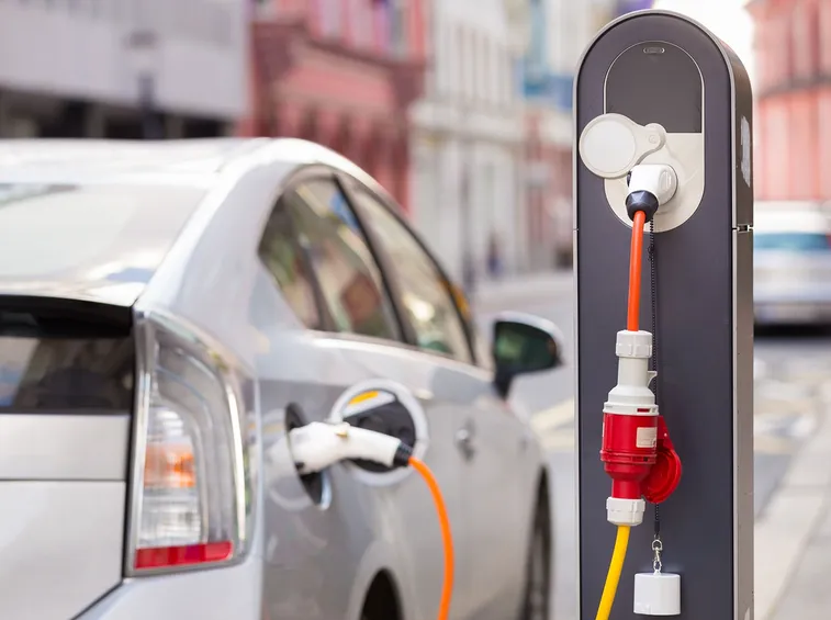 Auto elettrica in carica