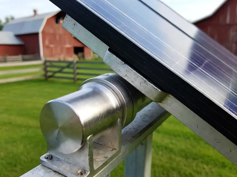 Rotore sorregge i pannelli solari e li orienta al sole
