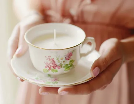 Elegante candela creata nella tazza da tè