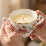 Elegante candela creata nella tazza da tè