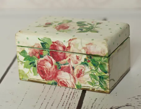 Decorare oggetti con il decoupage