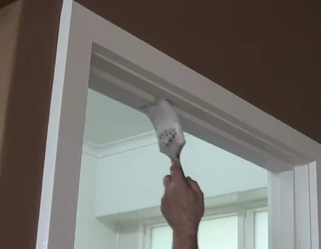 Verniciatura cornice porta