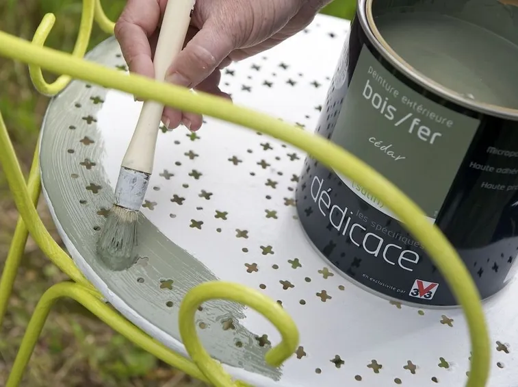 La verniciatura di una sedia da giardino