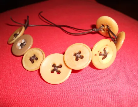bracciale realizzato con bottoni