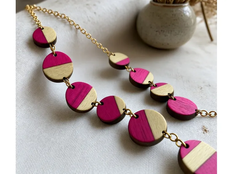 Collana con ciondolo in legno