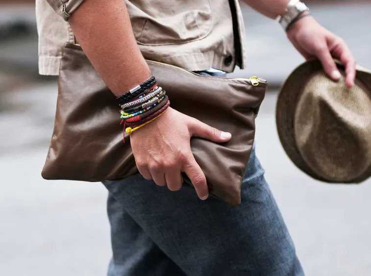 Bracciali uomo abbinati all'abbigliamento