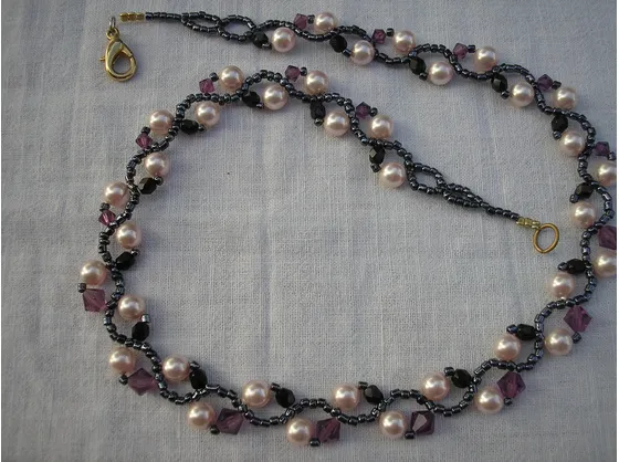 collana di perle infilata con perline piccole