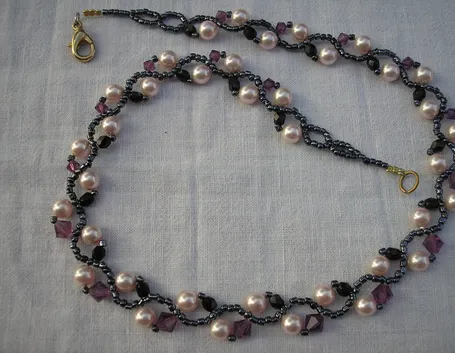 collana di perle infilata con perline piccole