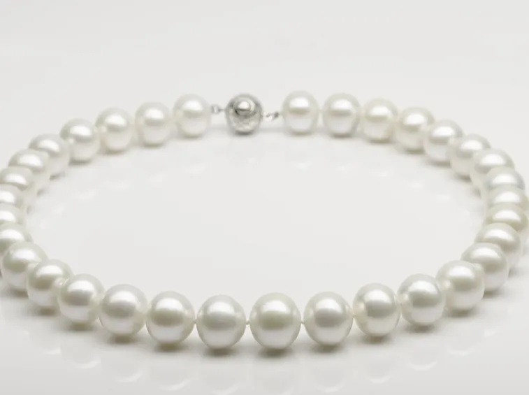 Classica collana di perle bianche coltivate