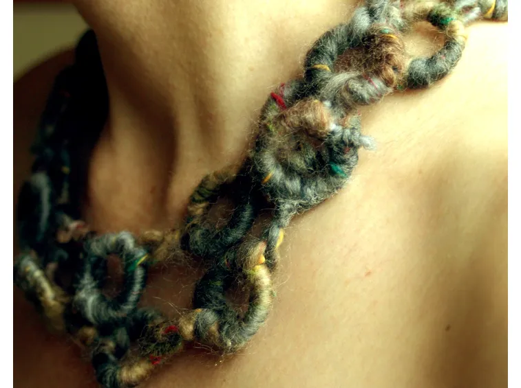 Collana con lana riciclata