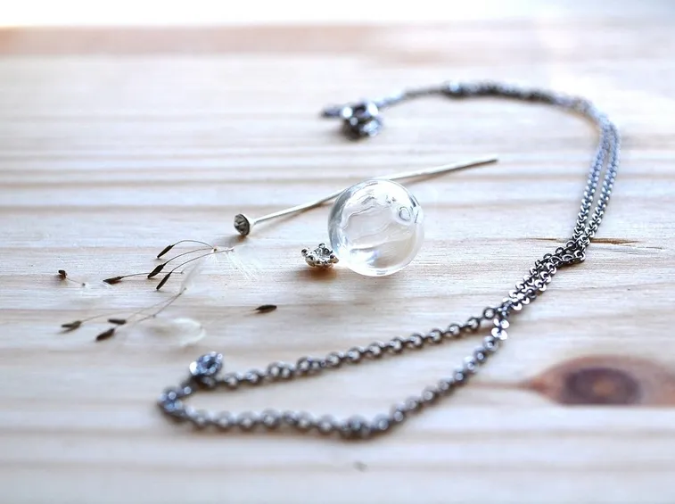 Accessori per creare una collana.