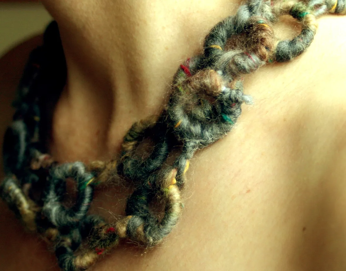 Collana con lana riciclata