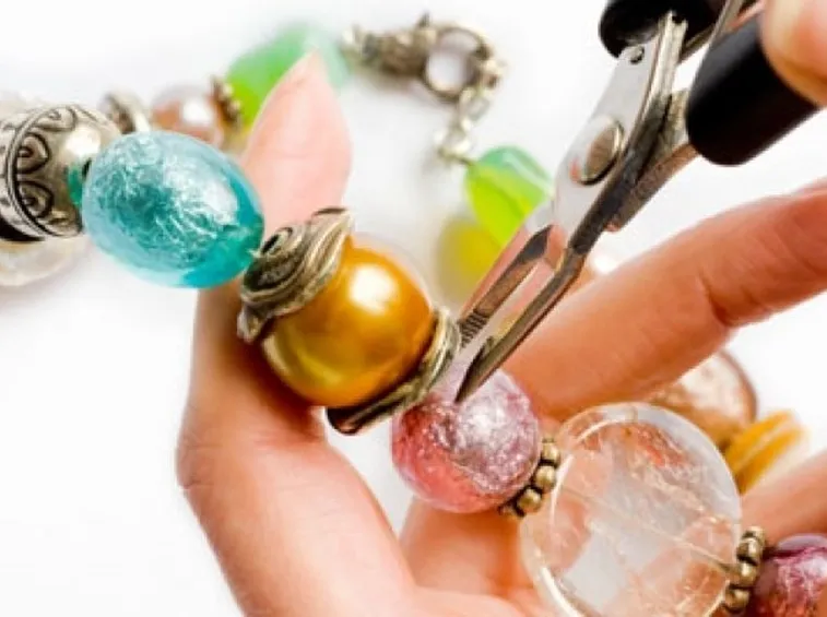 inserire perline per realizzare collana