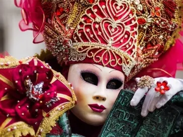 Costume con accessori di bigiotteria