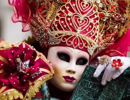 Costume con accessori di bigiotteria