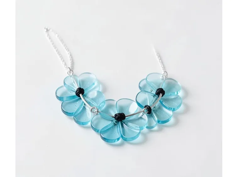 Collana con ciondoli di plastica