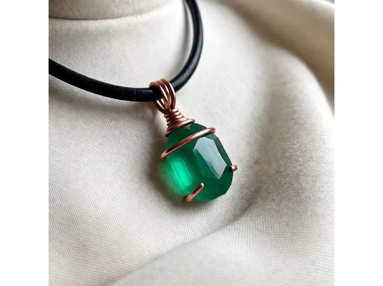 Collana in cordoncino di cuoio con pendente di pietra dura ingabbiata