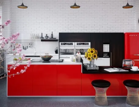 Frigorifero rosso intonato con la cucina