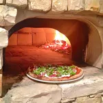 Pizza nel forno a legna