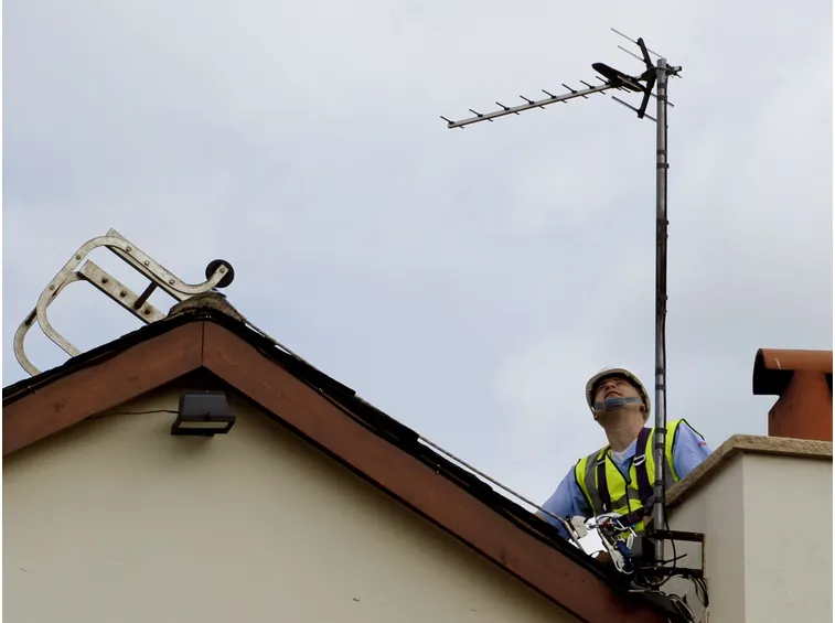 Installazione antenna sul tetto