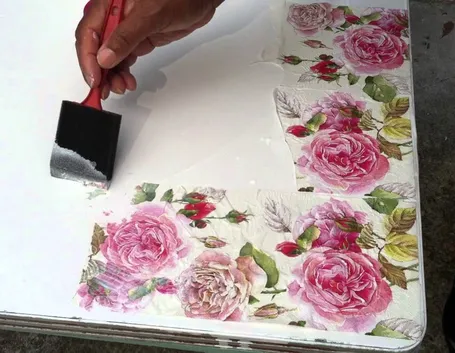 Realizzazione decoupage con decorazioni floreali