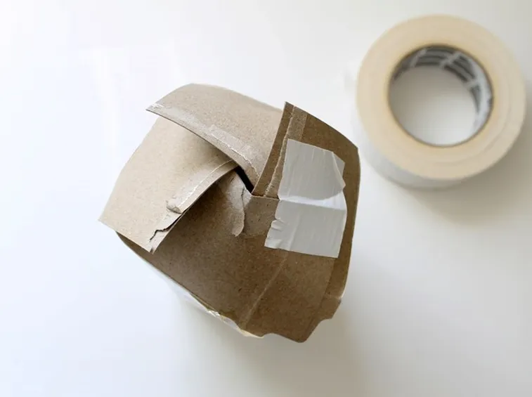 Carta gommata con una scatola chiusa di imballaggio