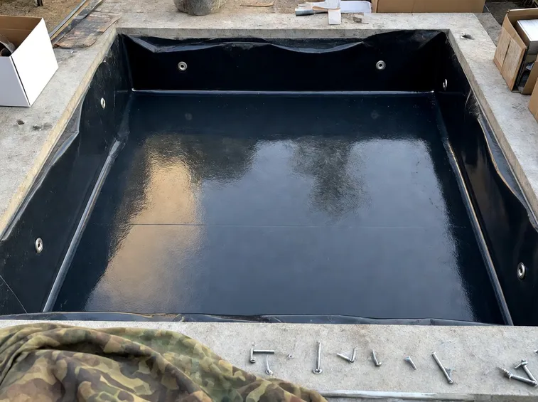 Piscina ricoperta con guaina impermeabilizzante
