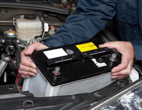 Estrazione di una batteria da un'auto