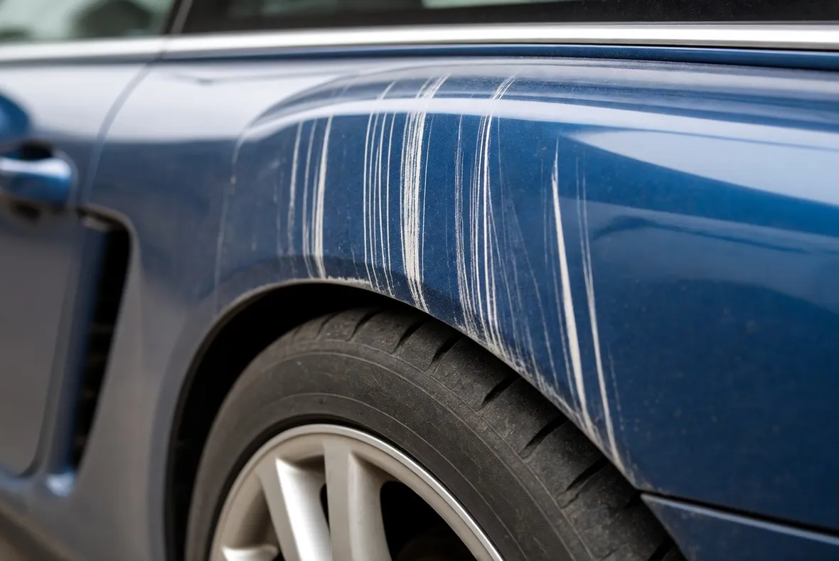 Esempio di graffio alla carrozzeria