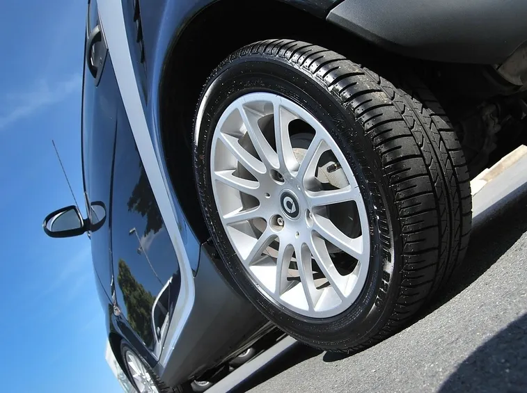 Pneumatico auto gonfio